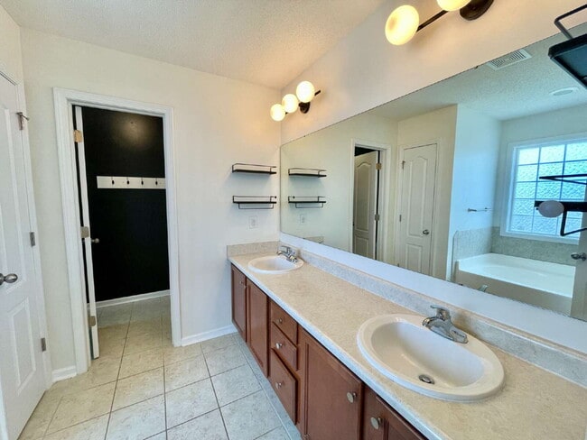 Building Photo - Charming 3-Bedroom Haven With 2 Full Baths...