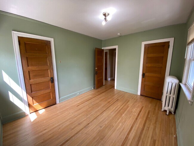 Building Photo - 908 E 4th St