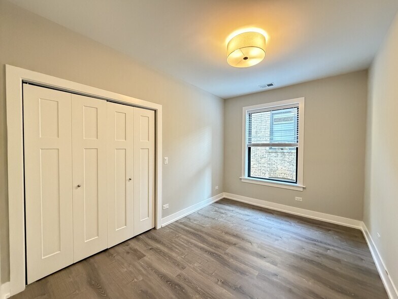 Building Photo - 913 Maple