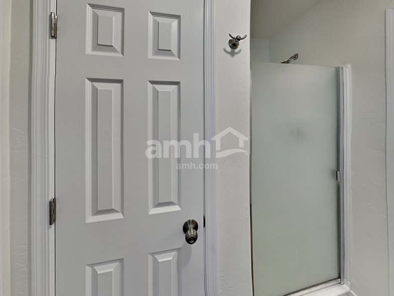 Building Photo - 22428 W Solano Dr