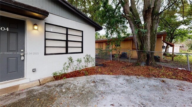Building Photo - 404 NW 21st Terrace