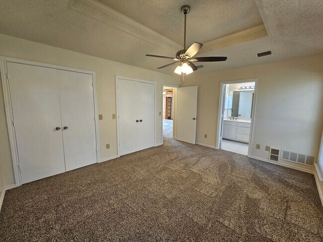 Building Photo - Charming home located in the well-maintain...