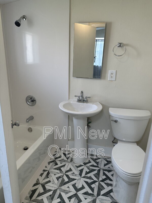 Building Photo - 2427 Rousseau St