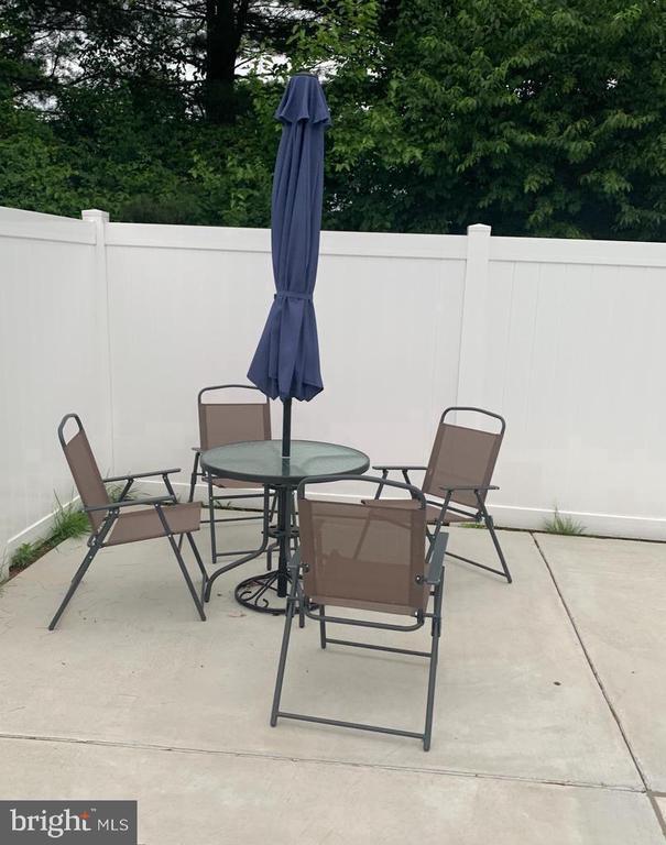 Building Photo - 102 STONEHURST Ct