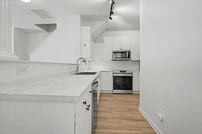 Building Photo - Townhome in Desirable Hedingham Community
