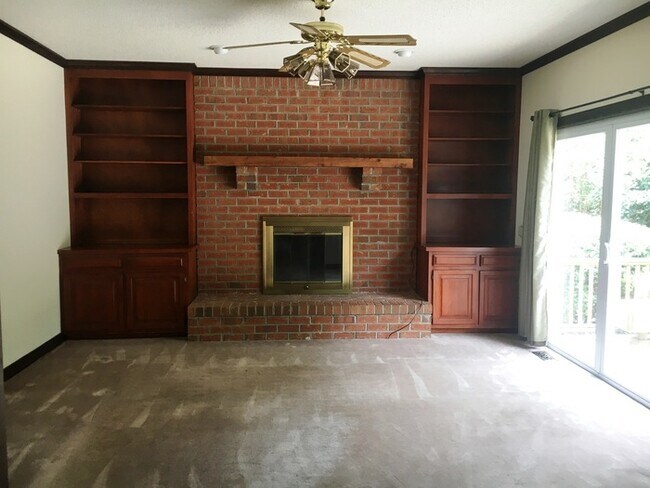 Building Photo - Hoggard school district, 6 Bedrooms, 2 Car...