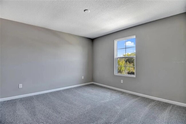Building Photo - 560 Summit River Dr