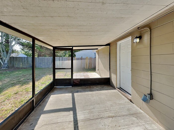 Building Photo - 2816 Commanche Ave
