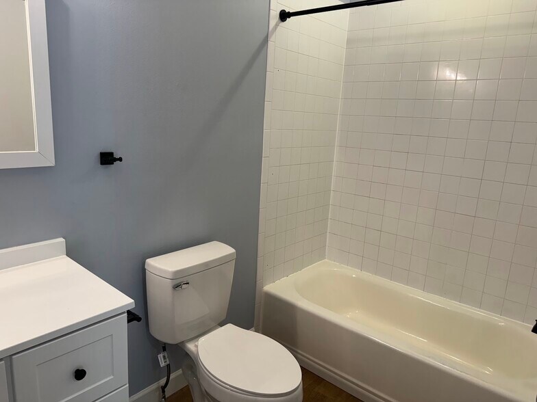 Upper Level Full Bath - 1247 Pennsylvania Ave
