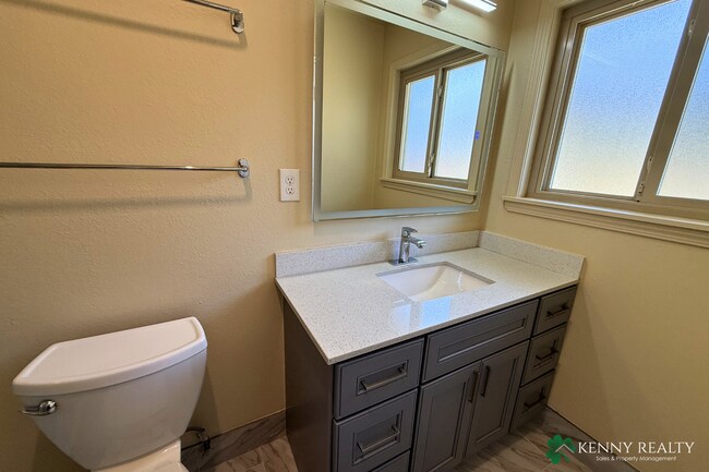 Building Photo - Large 4 Bedroom, 2 Bathroom Home with 2 Car Garage