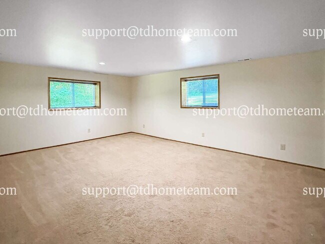 Building Photo - "Charming 3-Bed Retreat with Spacious Inte...
