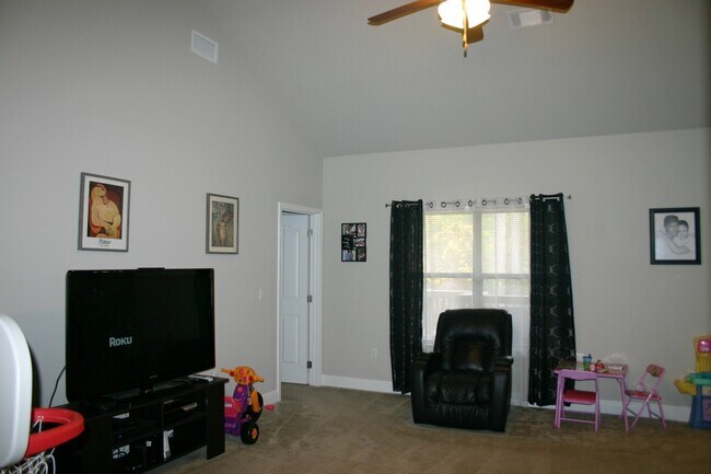 Building Photo - Great South Crestview Location!