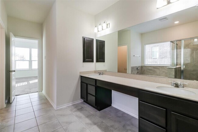 Building Photo - 1621 Stinnett Dr