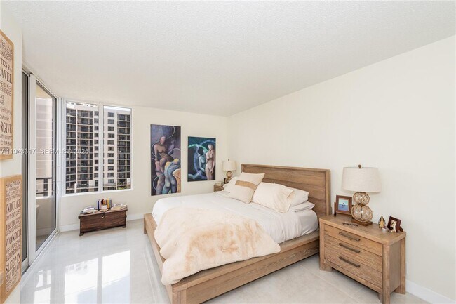 Building Photo - 520 Brickell Key Dr