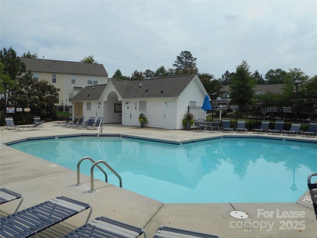 Building Photo - 15519 Stronvar House Ln