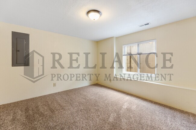 Building Photo - 621 S Longbranch Dr