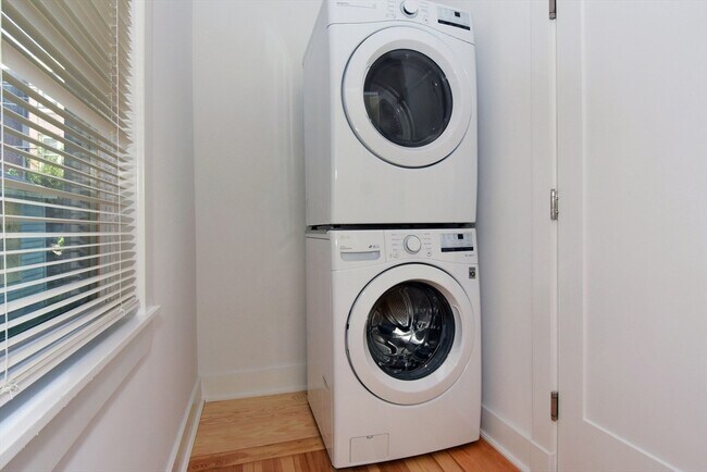 Building Photo - 56 Lyndhurst St