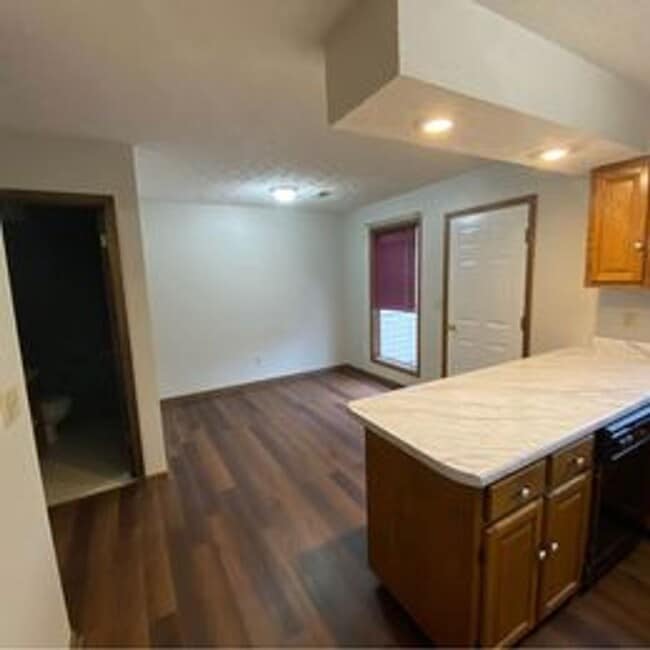 Building Photo - 131 Lake Dr