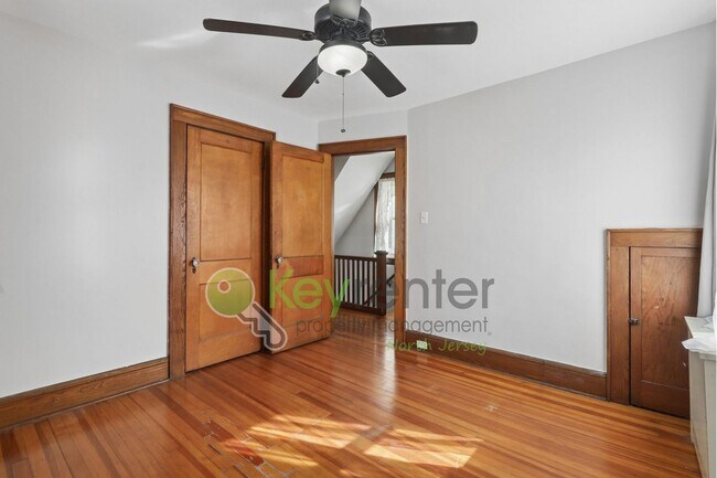 Building Photo - Spacious 4BR Single-Family Home with Garage, Driveway & Fenced Yard in Kearny
