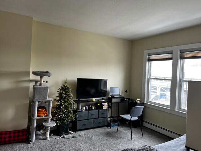 Building Photo - 10 Hyde Park Ave