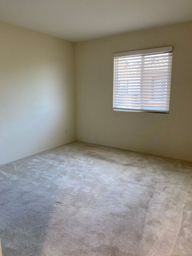 Building Photo - Great views from this gorgeous end unit townhome!