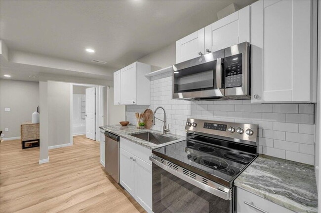 Building Photo - Charming downstairs apartment in Cedar Cit...