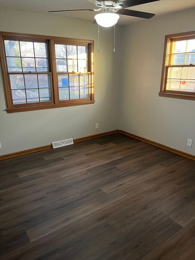 Building Photo - Charming 3 bed/ 2 bath located in nice nei...