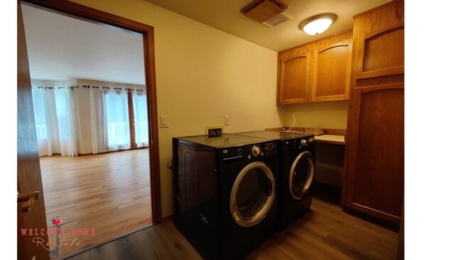 Building Photo - Beautiful open floorplan in amazing Steilacoom!!  All appliances included, large yard!!