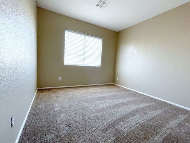 Building Photo - Spacious Living, Granite Counters, Great Location!