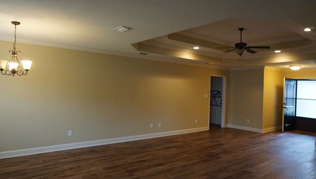 Building Photo - Beautiful and convenient