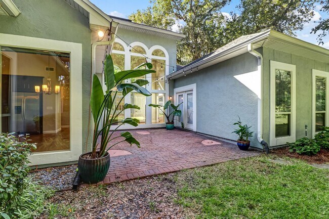 Building Photo - Walk to the beach from this Amelia Island ...