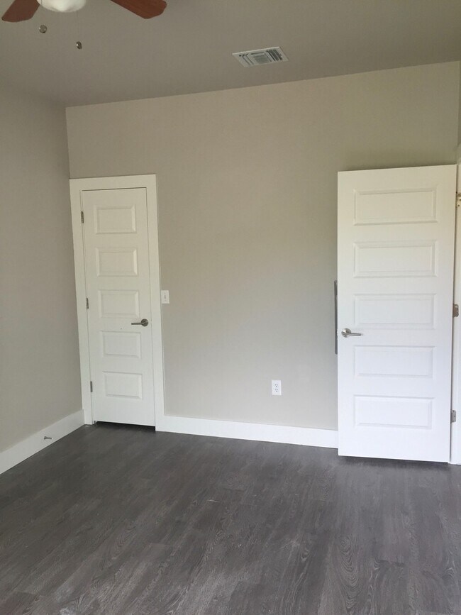 Building Photo - 1806 Perez St