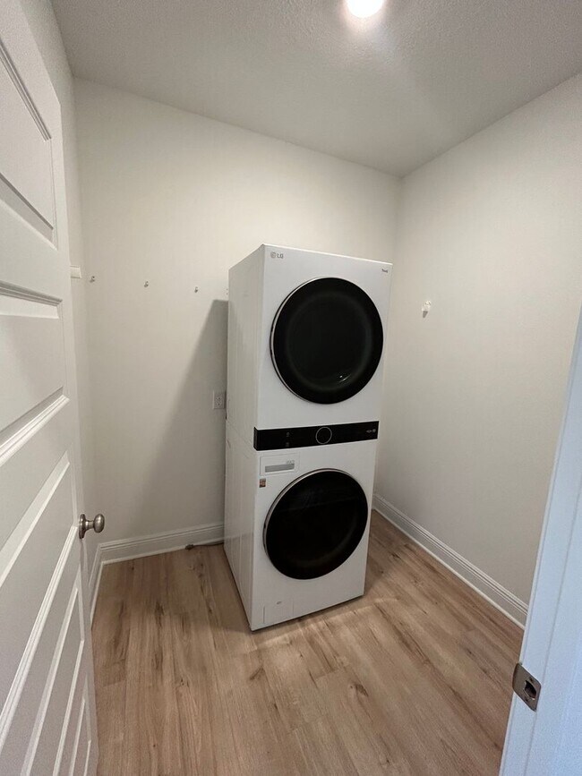 Building Photo - Beautiful 4 Bedroom Home in Point Washington!