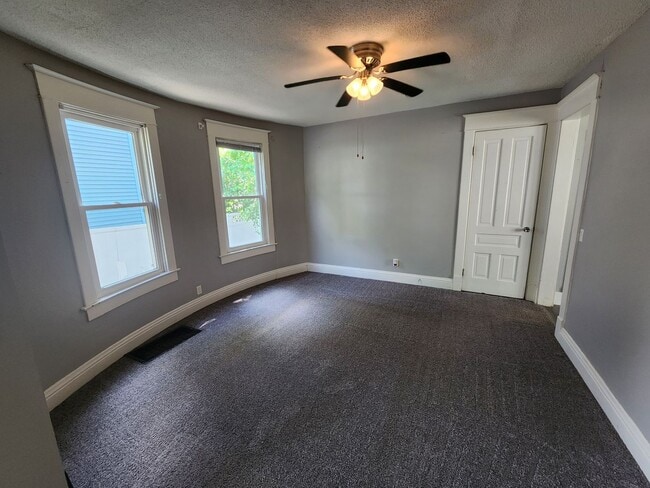 Building Photo - Large house