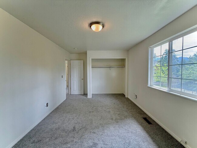 Building Photo - 1080 E Elgin Ave