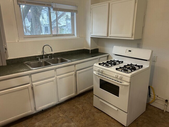 Building Photo - 3 Bedroom House