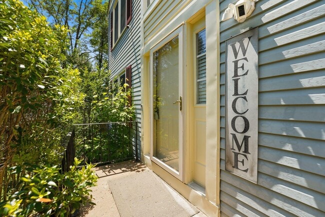 Building Photo - 719 Arbor Ct