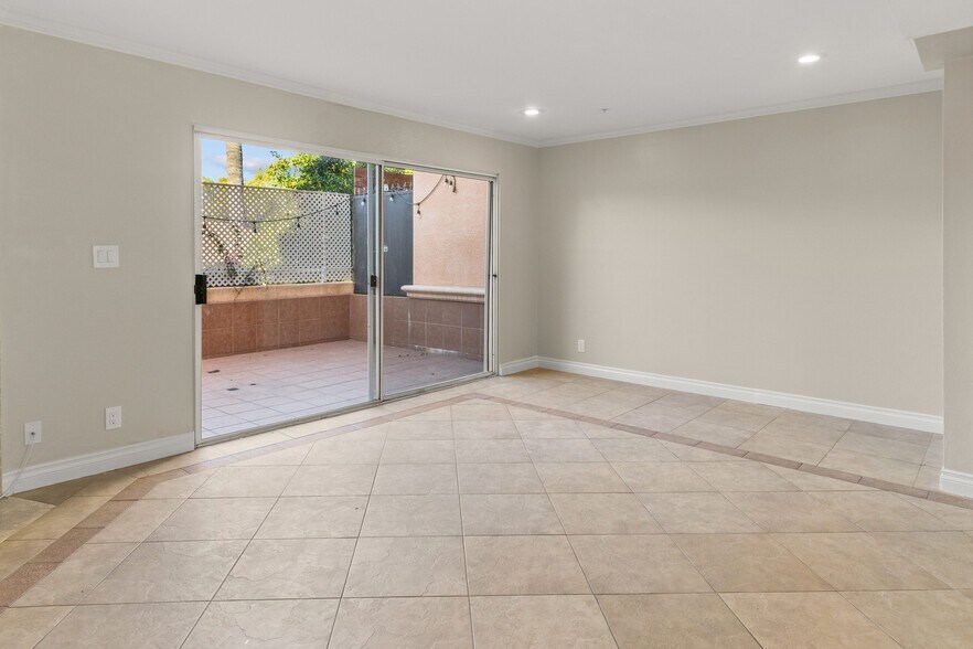 Building Photo - 321 W Dryden St