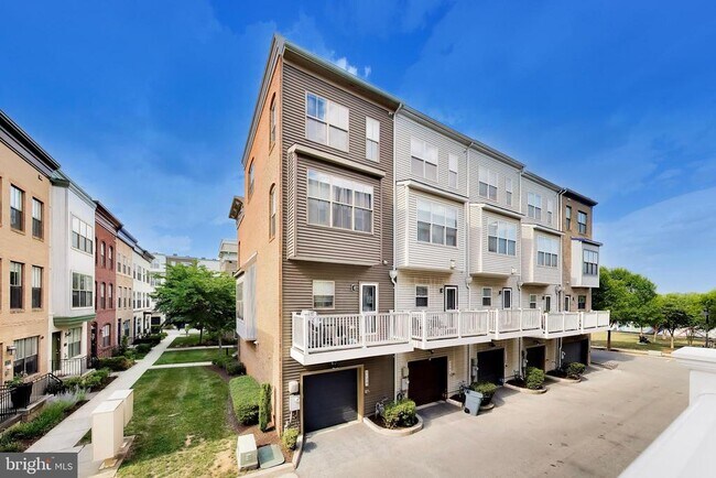Building Photo - 4550 Longfellow St