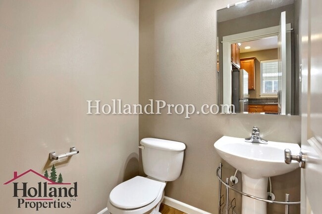 Building Photo - Charming 2-Bedroom Beaverton Townhome with Attached Garage!