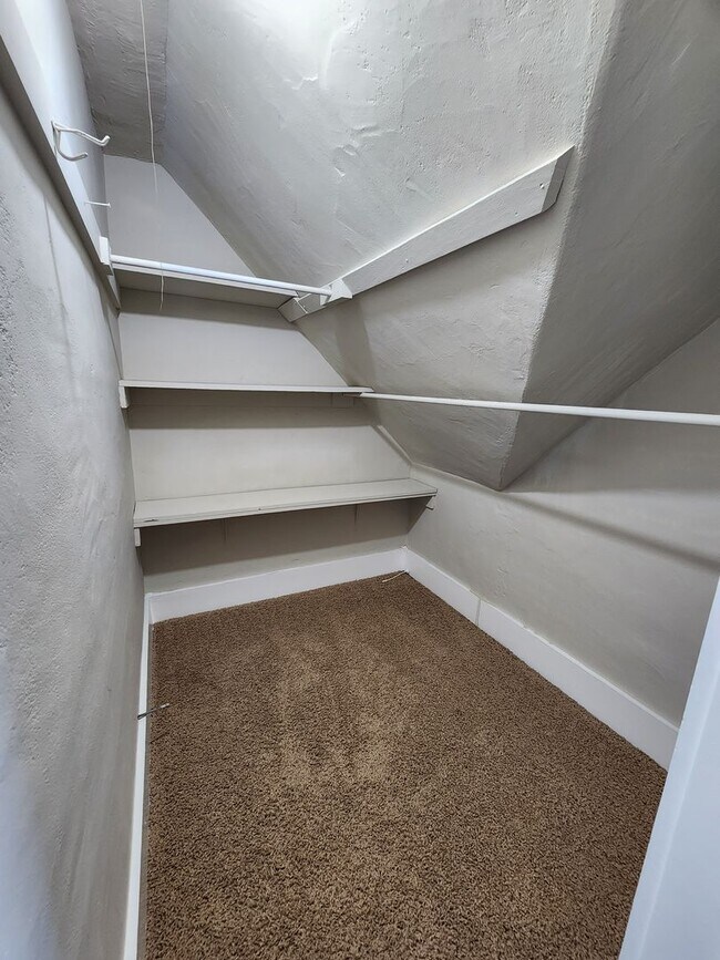Building Photo - Spacious 3 Bedroom 1.5 Bathroom Home