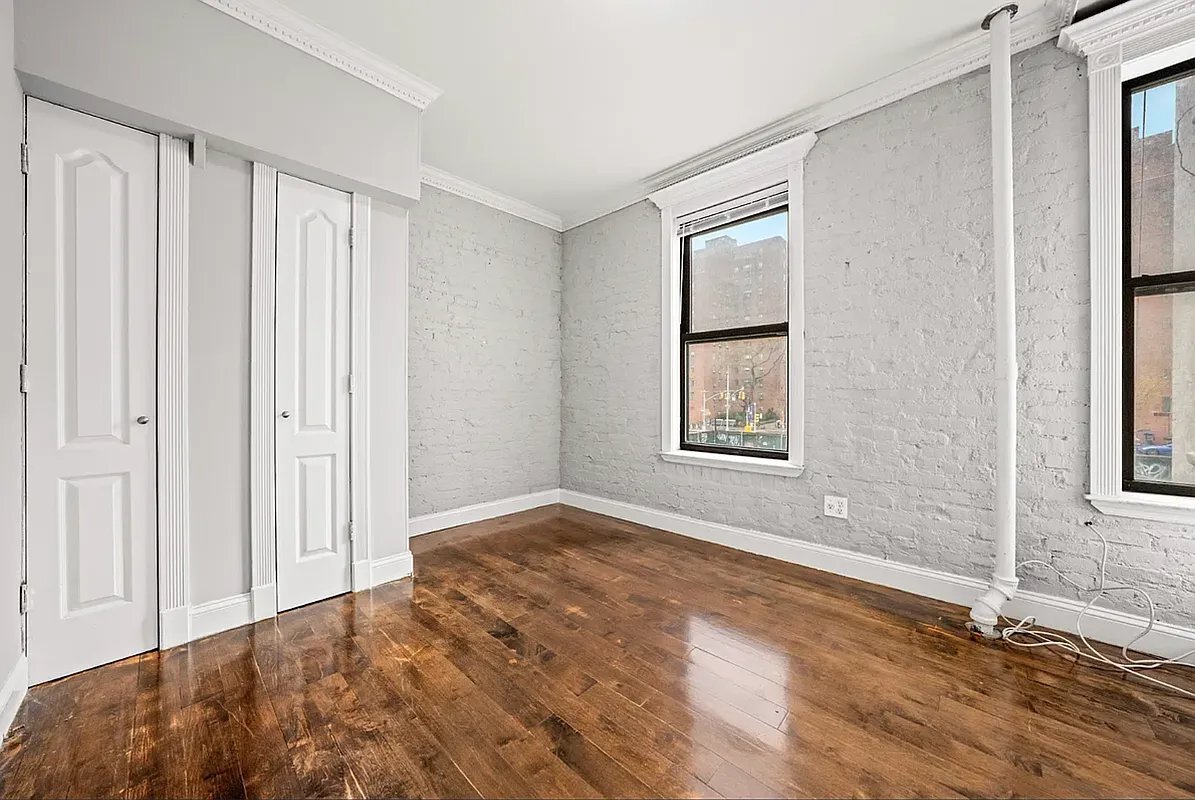 Building Photo - 424 E 9th St