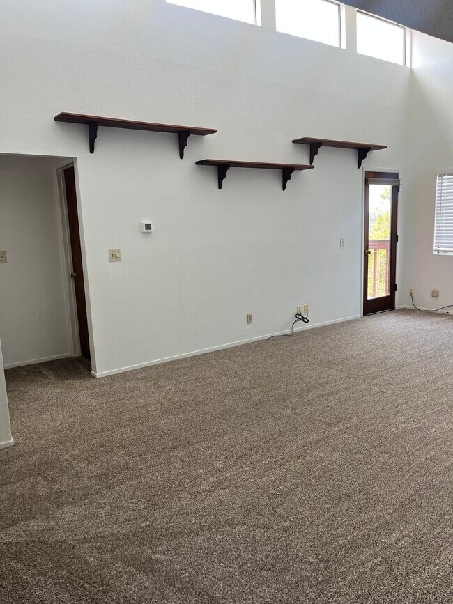 Building Photo - 2 bedroom, 1 bath condo with garage