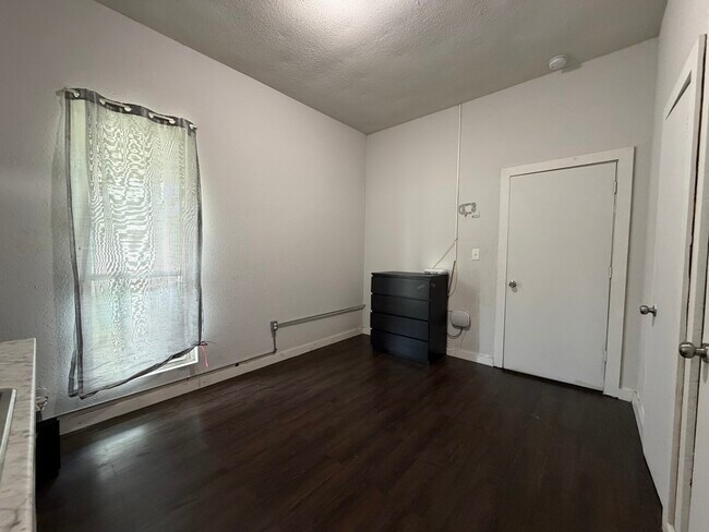 Building Photo - 1211 W Park Ave