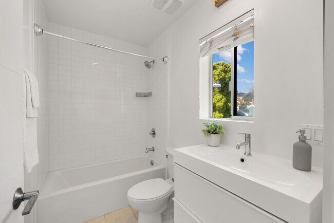 Building Photo - 3 bedroom 3.5 bath - Townhouse for rent