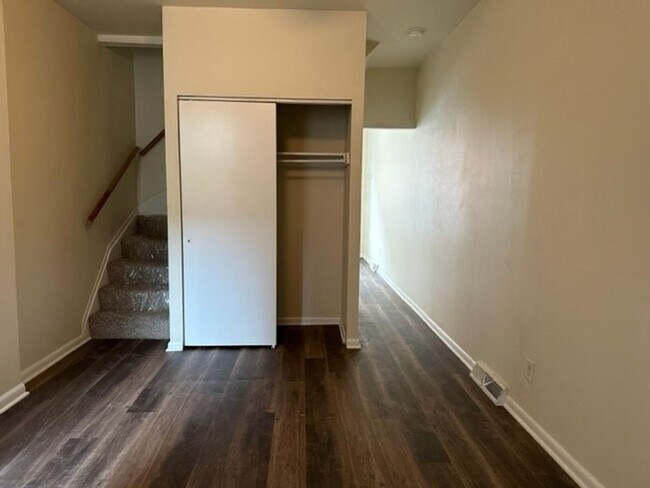 Building Photo - Single Family 2 Bedroom 1 Bathroom Home Fo...