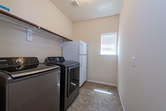 Building Photo - 26302 Fox Ridge Ln