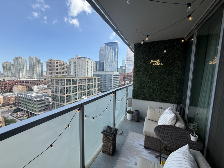 Balcony - 659 W Randolph St