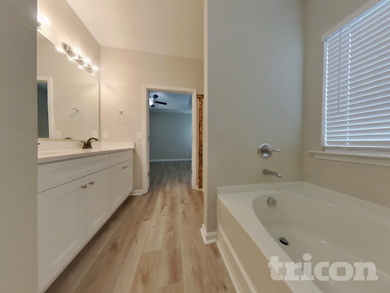 Building Photo - 45 Oak Hollow Way