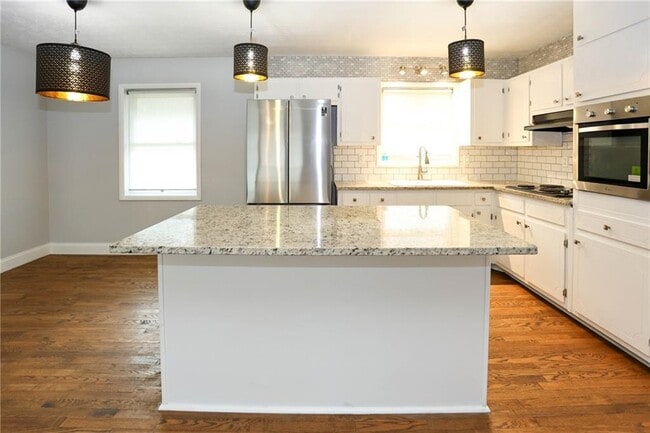 Building Photo - 667 Tara Cir SE